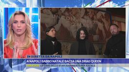 A Napoli Babbo Natale bacia una drag queen thumbnail