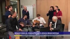 Reggio Emilia, sindaco canta senza mascherina thumbnail