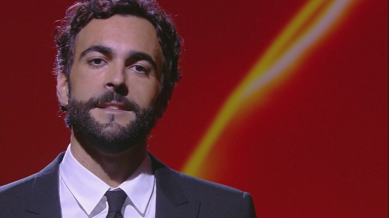 Marco Mengoni torna nel suo paesino, i passanti lo fermano per strada: la  sua reazione è da incorniciare