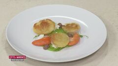 Gratin di capesante, piselli, patè di olive e zincarlin - Reginette tiepide primaverili con asparagi e insalata - Parmigiana 2.0