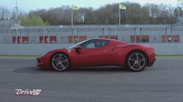 Vicky Piria a bordo della Ferrari 296 GTB thumbnail