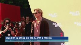 Brad Pitt in gonna sul red carpet a Berlino thumbnail