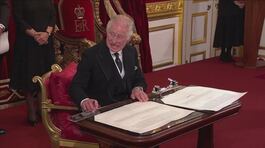 Il Re Carlo III ed il gesto di stizza durante la proclamazione thumbnail