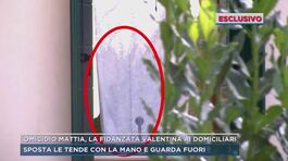 Omicidio Mattia, la fidanzata ai domiciliari sposta le tende con la mano e guarda fuori thumbnail