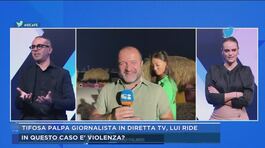 Tifosa pala giornalista in diretta tv, lui ride thumbnail