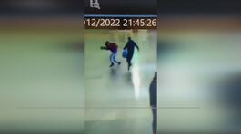 Roma, il video dell'aggressione a una turista in stazione thumbnail