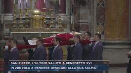 San Pietro, l'ultimo saluto a Benedetto XVI thumbnail
