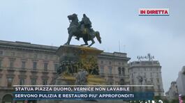 Milano, la statua imbrattata in piazza Duomo thumbnail