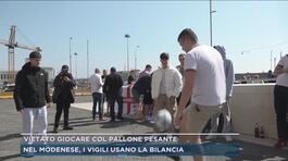 Vietato giocare col pallone pesante, vigili con la bilancia thumbnail
