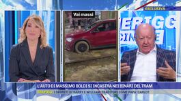 L'auto di Massimo Boldi si incastra nei binari del tram thumbnail