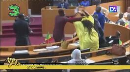 Senegal, l'incredibile rissa in Parlamento finisce nei Nuovi Mostri thumbnail