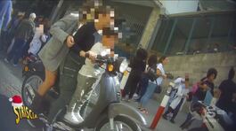 Uscita da scuola, bambini in scooter in tre senza casco thumbnail