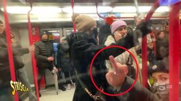 La metro di Milano invasa dalle borseggiatrici. E scoppia il far west thumbnail