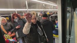 Milano reagisce: la borseggiatrice spinge, minaccia e blocca la metro thumbnail