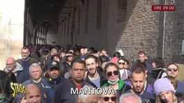 Una notte e una mattina in coda a Mantova per il passaporto thumbnail