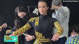 Kim Kardashian va oltre: è vestita da scena del crimine thumbnail