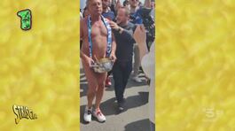 Scudetto: Francesco Paolantoni nudo sul lungomare di Napoli thumbnail