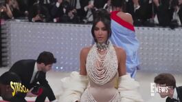"Moda caustica", 50 mila perle per Kim Kardashian thumbnail