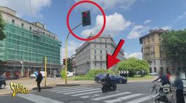 Milano, troppi motociclisti passano con il semaforo rosso thumbnail