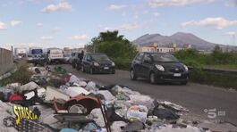 Napoli, strada chiusa per deposito di rifiuti thumbnail