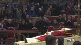Oltre 100 mila in coda, l'abbraccio a Benedetto thumbnail