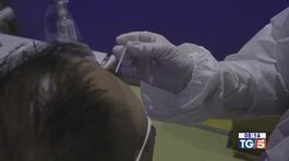 Ondata di Covid in Cina Scontro sui tamponi thumbnail