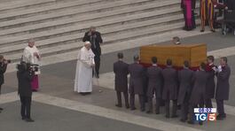 Nelle mani del padre Addio Benedetto XVI thumbnail