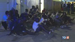In 7mila a Lampedusa "Siamo allo stremo" thumbnail