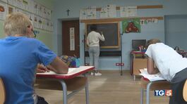 Due alunni e una maestra thumbnail
