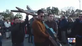 La Via Crucis di Cutro, "Fermate gli scafisti" thumbnail