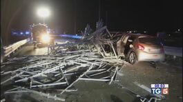 Camion perde carico, auto travolte: 2 morti thumbnail