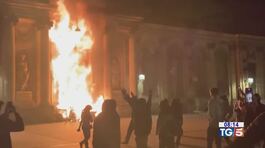 La Francia in piazza Scontri e violenze thumbnail