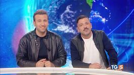 "Felicissima sera" Pio e Amedeo al Tg5 thumbnail