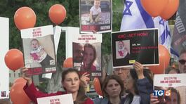 Morto bimbo di 10 mesi Hamas libera 16 ostaggi thumbnail
