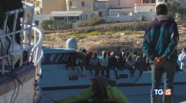 Sbarchi senza fine, fuga dalla Tunisia thumbnail