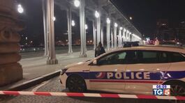 Parigi, ucciso turista sotto la Tour Eiffel thumbnail