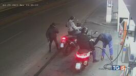 Video choc, gambizzato per lo scooter a Napoli thumbnail