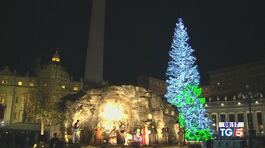 Albero e presepio illuminano San Pietro thumbnail