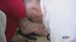 Papa Francesco: "Ora vi lavo i piedi, spero di cavarmela" thumbnail