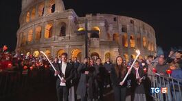 Via Crucis, voci di pace in 20mila al Colosseo thumbnail