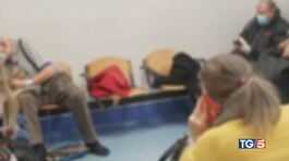 Pazienti sulle barelle, pronto soccorso in tilt thumbnail