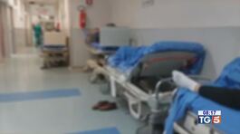 Pazienti sulle barelle, pronto soccorso in tilt thumbnail