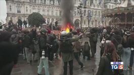 Riforma pensioni Nuovi scontri a Parigi thumbnail
