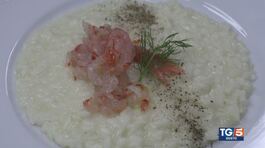 Risotto cacio e pepe con battuto di gamberi e lime thumbnail
