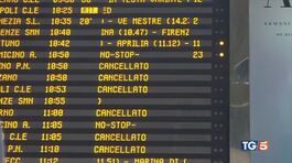 Deraglia treno merci Italia spaccata in due thumbnail