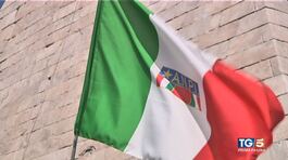 Polemiche sul 25 aprile ma Berlusconi a Onna... thumbnail