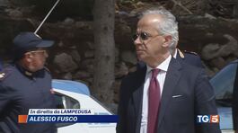Sbarchi non si fermano Piantedosi a Lampedusa thumbnail