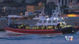 Lampedusa è stracolma sbarchi e salvataggi thumbnail