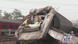 Sciagura ferroviaria India, almeno 300 morti thumbnail