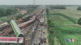 Scontro fra treni Catastrofe in India thumbnail